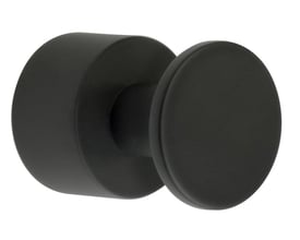 Nærbillede af en Smedbo House krog i mat sort messing, der viser dens kompakte design og solide konstruktion.