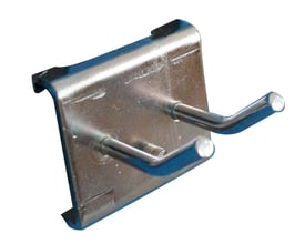 Maskinfabrikken Universal dobbelt værktøjskrog i metal med 35 mm længde og 35 graders vinkel. Kroge har Ø4 mm diameter og 18 mm bredde, perfekt til hulplader.