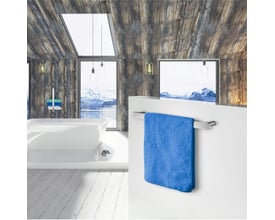 Smedbo gæstehåndklædeholder i krom med en bredde på 400 mm, vist med et blåt håndklæde på en moderne badeværelsesvæg.