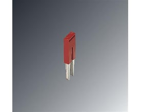 Nærbillede af en enkelt Phoenix Contact FBS 2-5 indlægsbro i rød, med tydelige kobberstifter og isoleret.