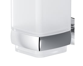 Nærbillede af AM.PM Gem tandkrusets bund med blank kromkant og mat hvid glasbeholder.