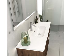 Dansani Kantate møbelvask i hvid porcelæn med et bredt franskbræt og moderne blandingsbatteri, monteret på underskab med træfront.