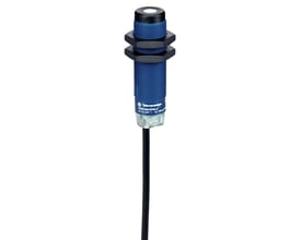 Schneider Electric ultralydsensor M18 med blå ribbet krop, sort top og integreret 2 meter kabel.