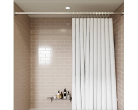 HeFe firkantet badeforhængsstang i krom-aluminium monteret i brusekabine med lys flisebaggrund.