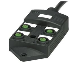 Pepperl+Fuchs V1-4A-E2-5M-PUR samledåse med fire grønne stik og tilhørende kabel, monteret på en hvid baggrund.