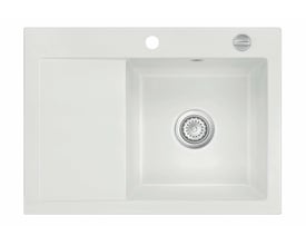 Hvid Mera 70 køkkenvask i keramik med bakke til venstre, monteret til nedfældning. Inkluderer hanehul og afløb.