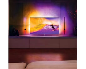 80cm RGBIC væglampe med Bluetooth, monteret på væggen bag et TV og afgiver farvet lys i rummet.