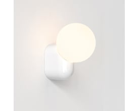 Astro Lyra Wall Single væglampe i hvidt porcelæn med rund, lysende skærm og blødt afrundet vægbeslag.