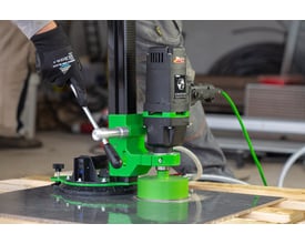 Eibenstock EFB 125P flisehulboremaskine med sugekopmonteret på en flise, klar til præcisionsboring.