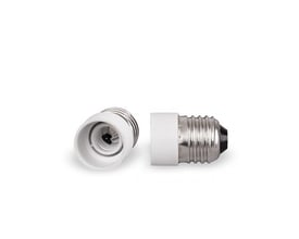To fatningsadaptere fra Teknisk Belysnings Industri: en E27 til E14 adapter og en E14 til E27 adapter på hvid baggrund.