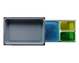 Affaldssystem fra Intra, vist med én stor grå bakke og to mindre blå og gule beholdere.