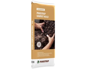 Pindstrup ugødet muld (spagnum) i 50 liters pose, med hænder der arbejder med jorden på en klar hvid baggrund.