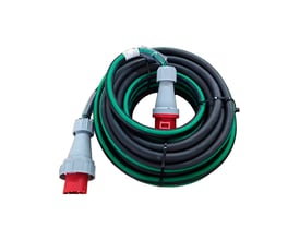 Alu kabelsæt på 10 meter med sort og grøn ledning rullet sammen samt røde og grå CEE-stik, 63 A og 5-polet.