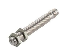 Carlo Gavazzi induktivaftaster ICS08L45F20M5IO, M8 med 2 mm rækkevidde, ses skråt med lang gevindskåret krop og møtrikker.
