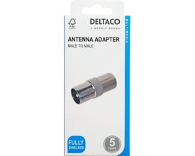 Deltaco IEC-antenneadapter med han-hanstik vist på emballagen, hvor adapteren ses skråt med riflet midterstykke.