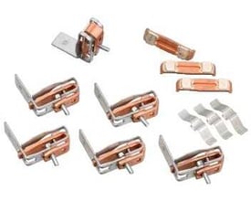 Schneider Electric kontaktsæt LA5-FH431 med kobberkontakter og metaldele, viser flere enheder og dele isoleret på hvid baggrund.