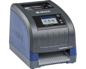 Brady I3300-printer til EU-markedet med gråt og blåt kabinet, touchscreen og labeludgang foran.