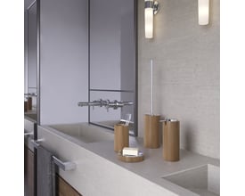 HeFe ALTEA sæbeskål i bambus og krom, placeret på en moderne badeværelsesbordplade med andre HeFe tilbehør.