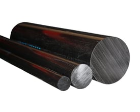 Tre sorte nylon PA6 rundstænger med diametre på 45 mm, præsenteret på hvid baggrund.