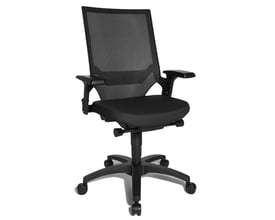 Ergonomisk sort kontorstol med mesh-ryglæn, justerbare armlæn og formstøbt sæde på en sort fembenet base med hjul.