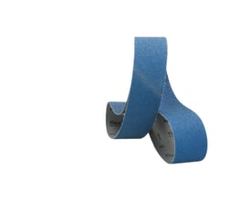 Flexovit SY699 slibebånd i blå zirkon med kornstørrelse 80, måler 75 mm x 2000 mm, egnet til slibning af stål.