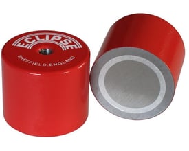 Rød pottemagnet fra Viking med M6 gevind og en diameter på 17,5 mm, fremstillet af AlNiCo.