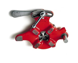 Frontvisning af Ridgid 555 skærehovedet, viser gevindbakkerne og "OPEN/CLOSE" markeringer på håndtaget.
