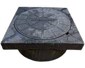 NID karm/dæksel til vandmålerbrønd, 400 mm, med firkantet topplade og cirkulær låg med teksten 'Målerbrønd'.