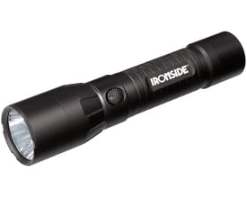 Sort Ironside-lommelygte med riflet greb og synlig tændknap, genopladelig med lysstyrke på 100–2000 lm.