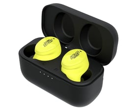Detaljeret billede af Isotunes Headset Free Aware i gul, med 'ISOtunes SPORT' logo synligt på ørepropperne. Høretelefonerne ligger i deres sorte opladningsetui og har L/R markeringer.