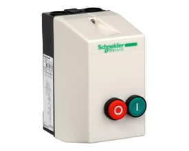 Schneider Electric TeSys LE motorstarter til 5,5kW og 230V med IP65-kapsling og tydelige grønne 'I' og røde 'O' knapper.