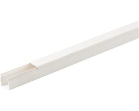 Hvid kabelkanal i plast på 30x45 mm og 2 meters længde, vist med åben top for kabelføring.