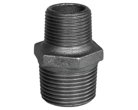 Unico sort brystnippel med reduceret gevind, 1" og 1/2", fremstillet af sort blødstøbt jern med tydelige gevind.