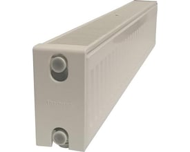 Thermrad LK Super8 Type 33 radiator i hvid, 200 mm høj og 2800 mm lang, vist med en synlig ende med tilslutningsmuligheder.
