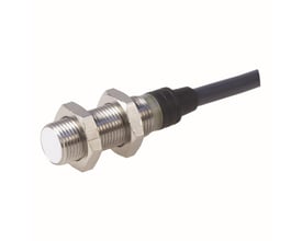 Carlo Gavazzi induktiv aftaster IA12ELF02UC med M12-gevind, sekskantmøtrikker, kabel og 2 mm detekteringsafstand.