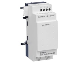 Schneider Electric Zelio Logic SR3 XT61BD udvidelsesmodul, viser 24V DC input og 8A relæ output terminaler for montering på DIN-skinne.