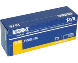 Forside af Rapid 13/8 Fineline hæfteklammer i elforzinket tråd, 8mm længde. Emballage med 5000 stk.