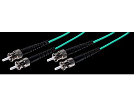 Fiberoptisk patchkabel med ST/PC duplex stik og aqua OM3 kabel på sort baggrund.