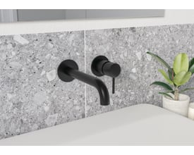 Damixa udvendige rosetter til indbygningsvask med 180mm matsort tud og et greb monteret på vægfliser.