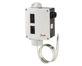 Danfoss RT101 termostat, model med IP54 kapsling og sort baggrund, viser CE mærke og 2 meter kapillarrør.