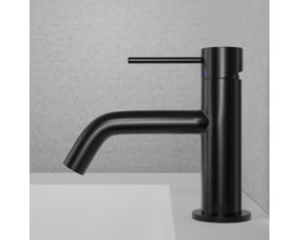 Scandtap Steel Voyage Shadow håndvaskbatteri i mat sort stål med 1-grebs betjening og buet udløb, placeret ved en hvid vask.