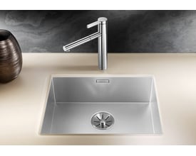 Blanco Zerox 500-U Durinox UXI køkkenvask i rustfrit stål, vist med en skinnende krom vandhane. Vasken er integreret i en lys bordplade.