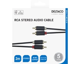 Emballagen til Deltaco sort 2 meter stereo-audiokabel med to RCA-stik viser kablet og dets guldfarvede stik.