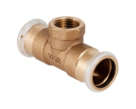 Geberit Mapress tee fitting i kobber med muffe samling, 22 mm x 1/2" x 22 mm, set fra siden på hvid baggrund.