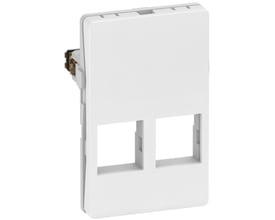 Hvidt LK FUGA® dataudtag i 1½ modul, med plads til to SYSTIMAX konnektorer på hvid baggrund.