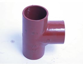 Rødt SML grenrør i støbejern uden muffe, 50mm dimension og 88.5 graders vinkel, vist på hvid baggrund.