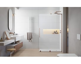 Strømberg Faro 22 skydedør til niche, 100 cm og højrehængt, monteret i et lyst badeværelse med kobberdetaljer.