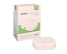 Woox Zigbee smart gateway R7070 placeret ved siden af sin produktemballage, der viser dens funktioner.