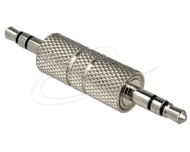 DeLock audioadapter med 3,5 mm jackstik i begge ender, vist skråt med sølvfarvet, riflet hus.