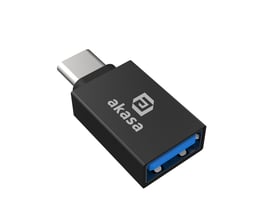 Sort Akasa USB 3.2 Gen 2-adapter med Type-A-hunport og Type-C-hanstik, set skråt fra portenden.